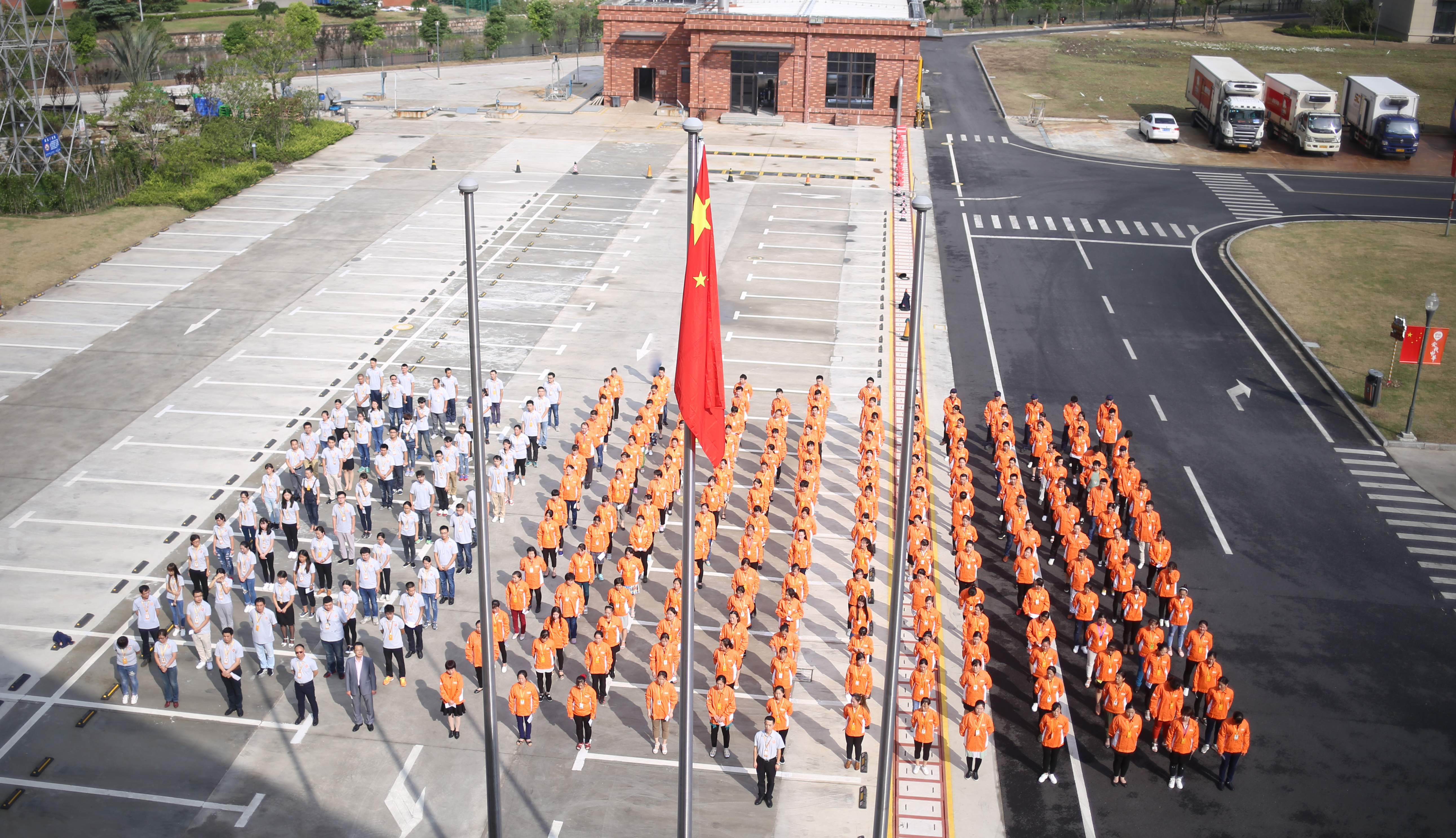 凝聚尊龙凯时人生就是博力 共圆中国梦!---尊龙凯时人生就是博食品创意园隆重举行国庆升旗仪式