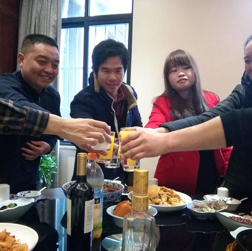 尊龙凯时人生就是博的年味不一样!----尊龙凯时人生就是博为一线员工献上除夕“爱心团圆”饭