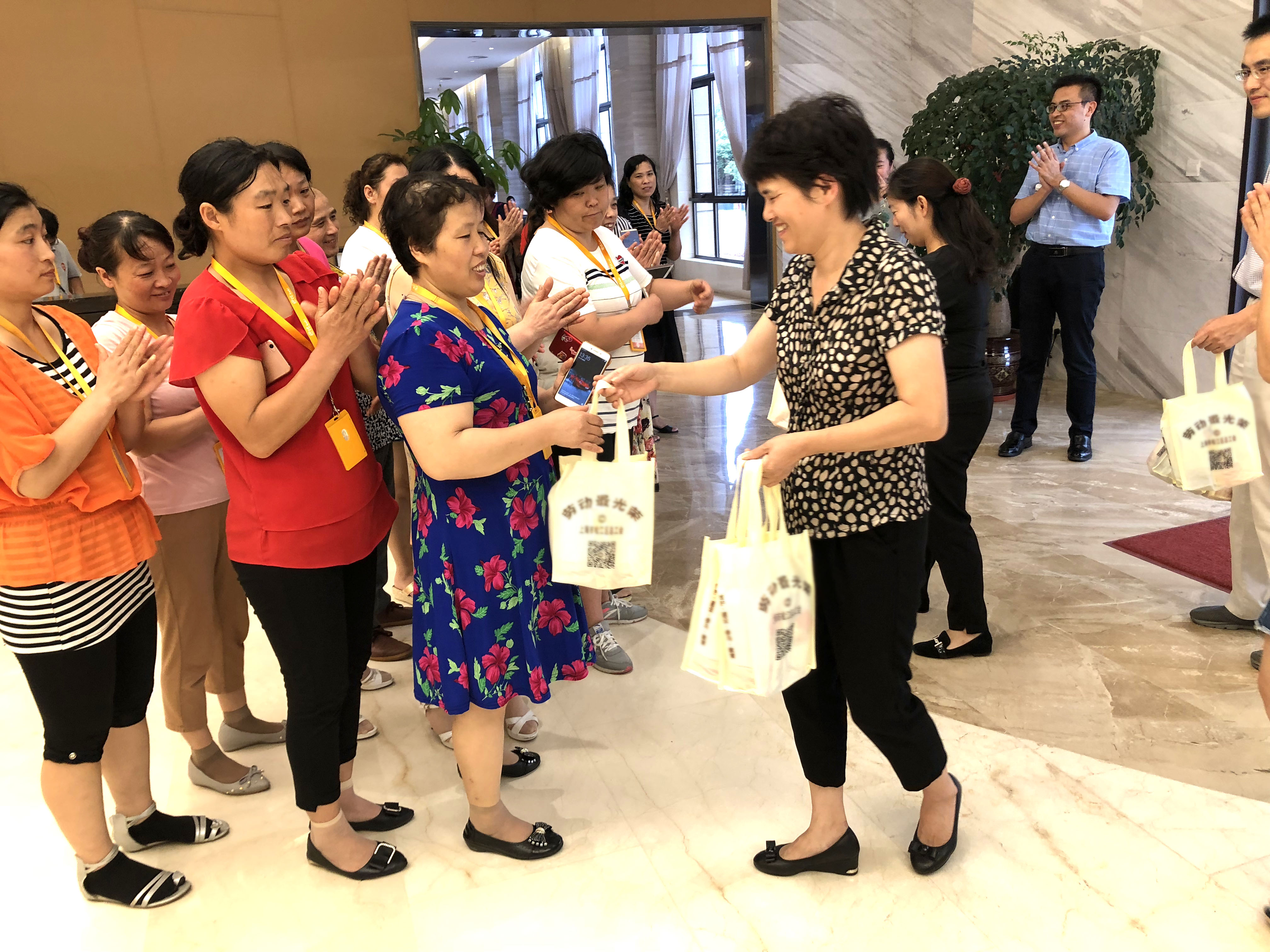 炎炎夏日送清凉,丝丝关爱入心田----松江工会为尊龙凯时人生就是博一线员工送慰问